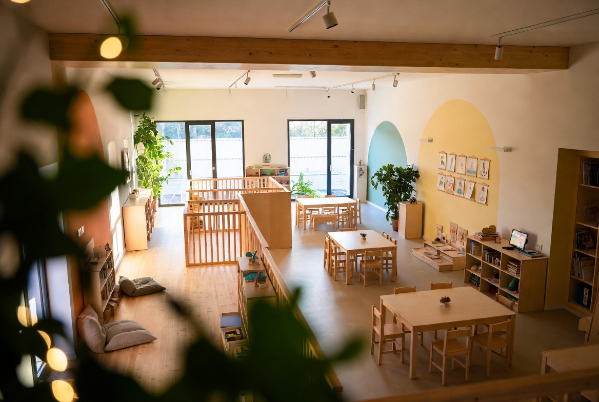 Interno luminoso di un asilo nido Crescere Insieme